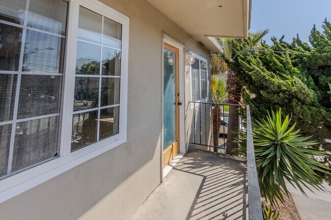 Building Photo - Showing on 5/31 at NOON! Stylishly Remodeled 1-Bed/1-Bath Gem in Crown Point / Pacific Beach. Onl...