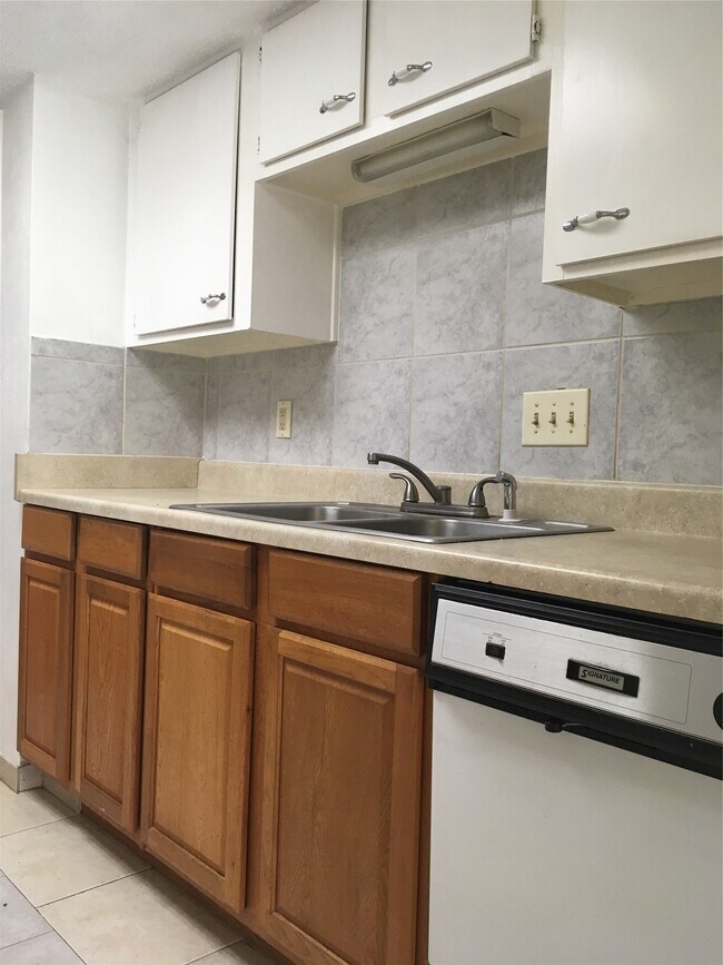 Building Photo - 21026 Settlers Valley Dr