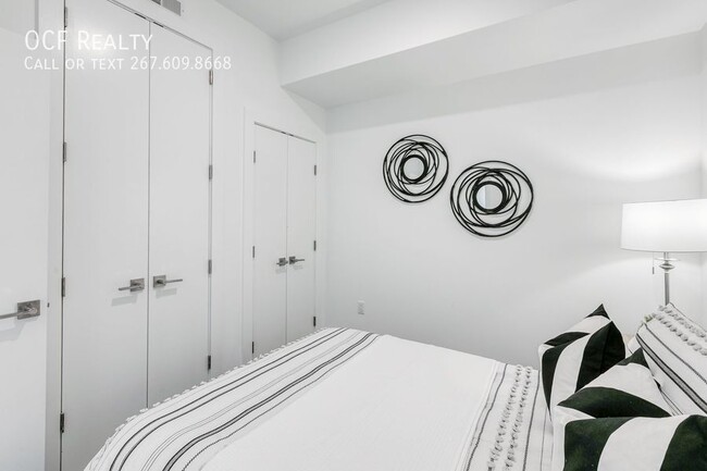 Building Photo - The Royal JR 1 Bed Apartment