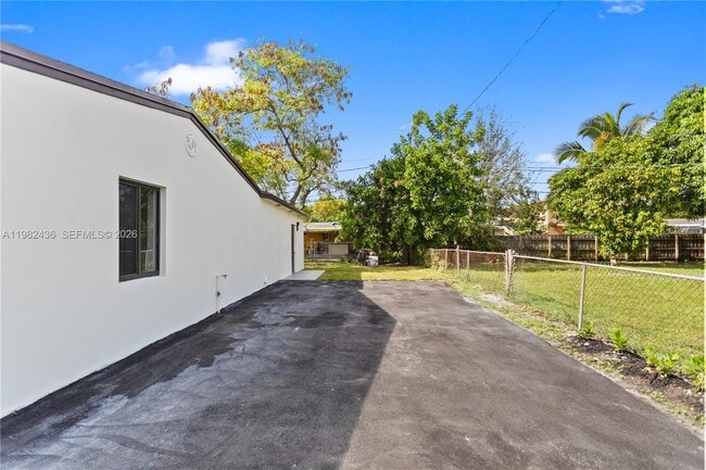 Building Photo - 15920 NW 17th Ct