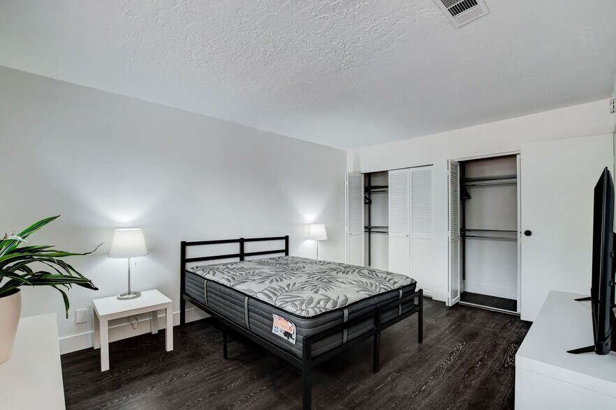 Building Photo - 945 Vegas Valley Dr