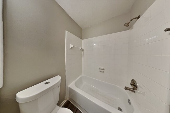 Building Photo - 2039 Greencrest Dr