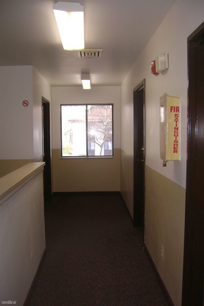 Building Photo - 1 br, 1 bath Apartment - Lake Wind Apartments