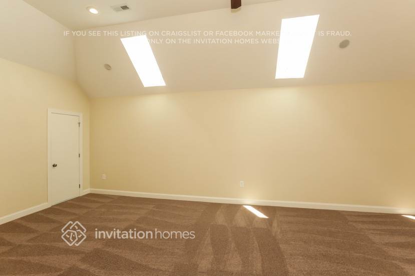 Building Photo - 3915 Lake Park Rd