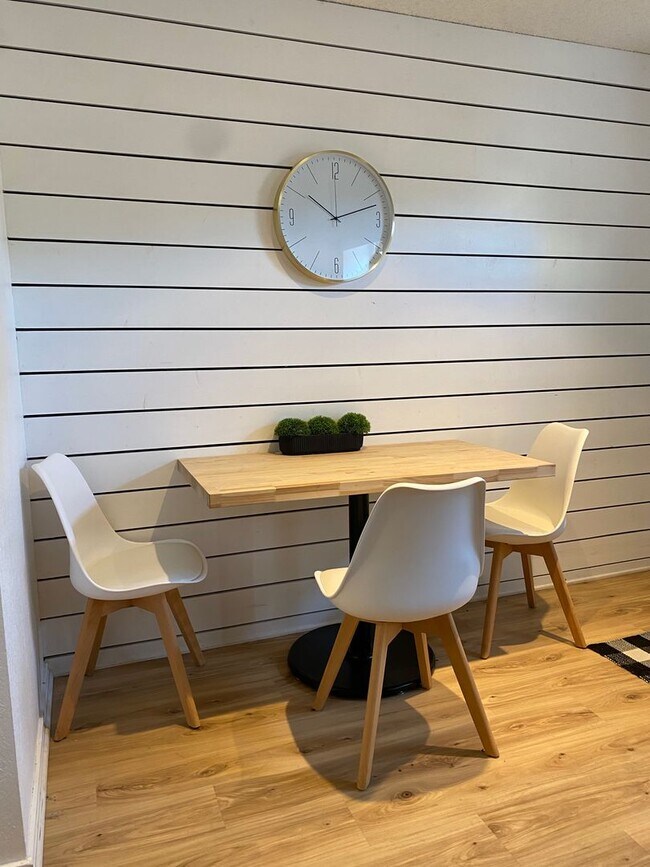 Building Photo - Furnished 2/2.5 Condo Blocks from Baylor C...