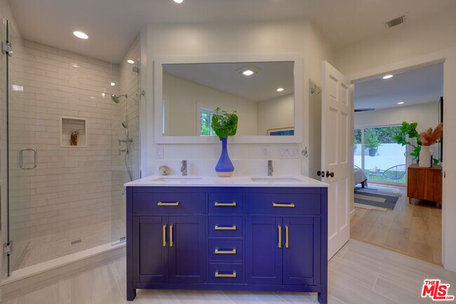 Building Photo - 3915 Coldwater Canyon Ave