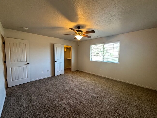 Building Photo - 3 bed 2.5 bath townhome