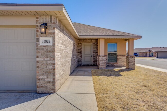 Building Photo - 1/2 off First Months Rent! Wonderful 3/2/2...