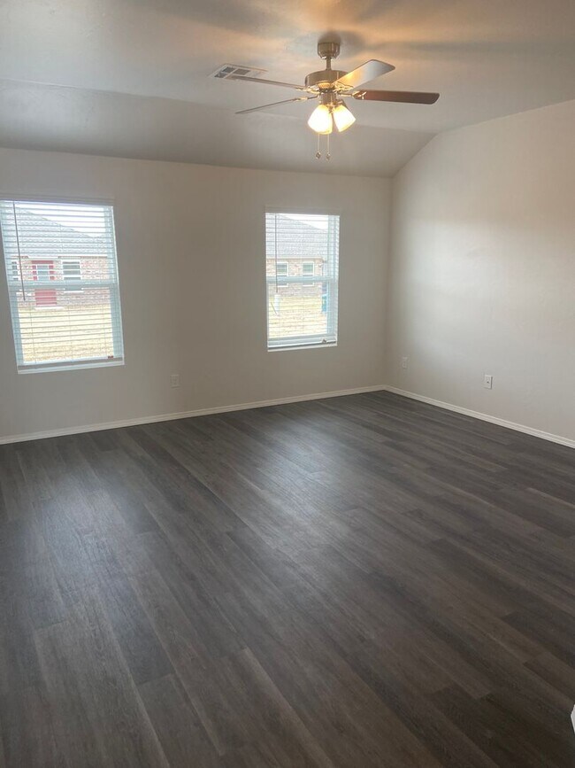 Building Photo - PRE-LEASING NOW — Comfortable 3-Bedroom | 2-Bath Home in Fox Hollow