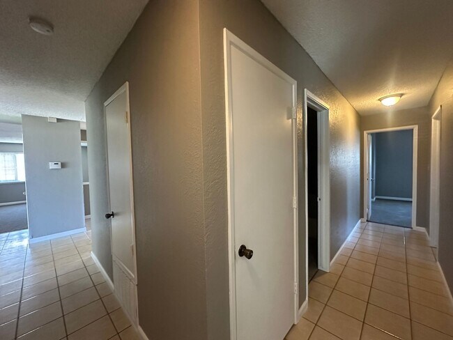 Building Photo - 1175 E Edison St