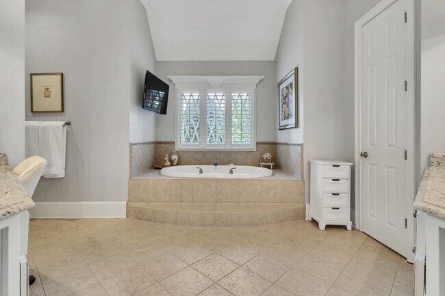 Building Photo - 12 Medalist Ct