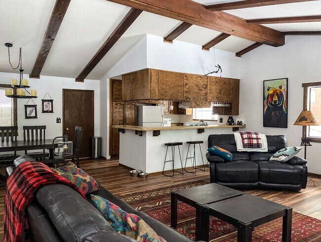 Building Photo - New to the Rental Market! FURNISHED Custom 3 Bdrm Hm w/Garage