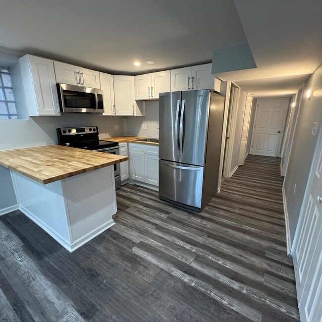 Building Photo - 220 N Lamon Ave