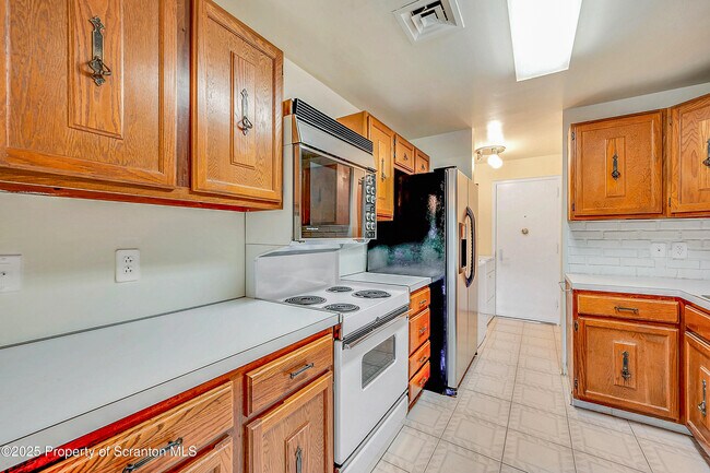 Building Photo - 550 Clay Ave