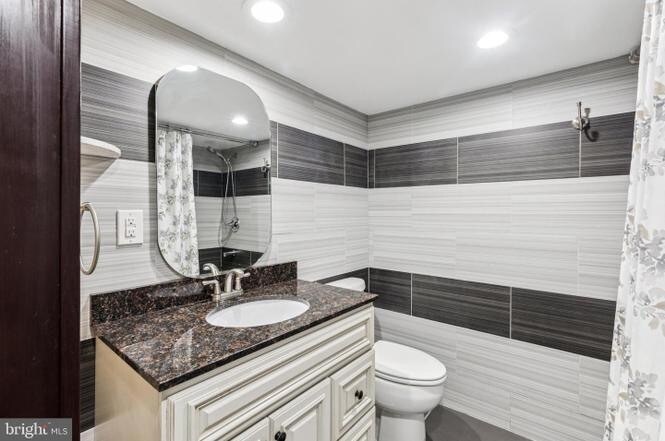 bathroom - 2504 E York St