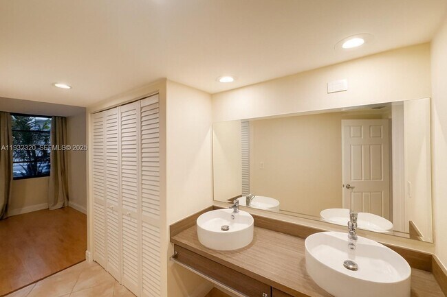 Building Photo - 20400 W Country Club Dr