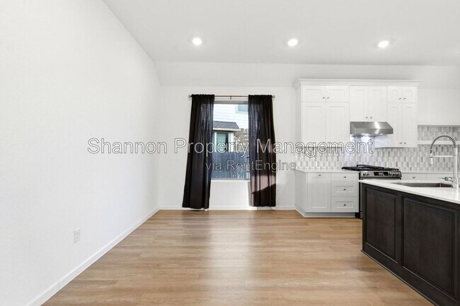Building Photo - 3057 Pensacola Dr