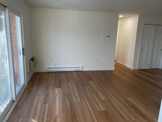 Building Photo - Newly Renovated Condo For Rent in Riverside!