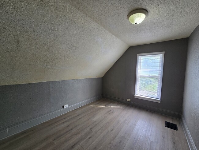 Building Photo - 211 Manson St