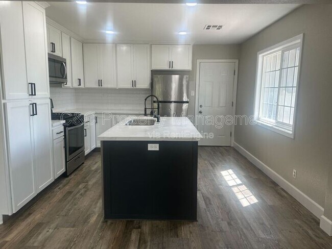 Building Photo - 5625 E Bellaire Way