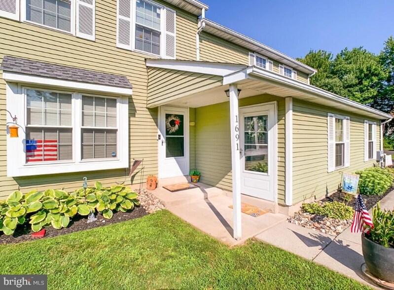 Building Photo - 1691B Bluebird Dr