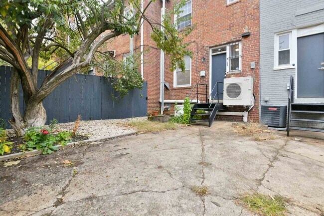 Building Photo - 725 Kearny St NE