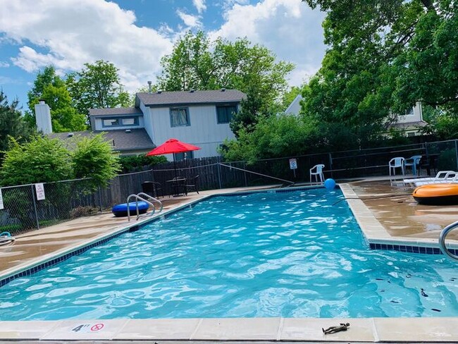 Building Photo - 2 Bed/1 Bath - Pool, Fireplace, Laundry Fa...