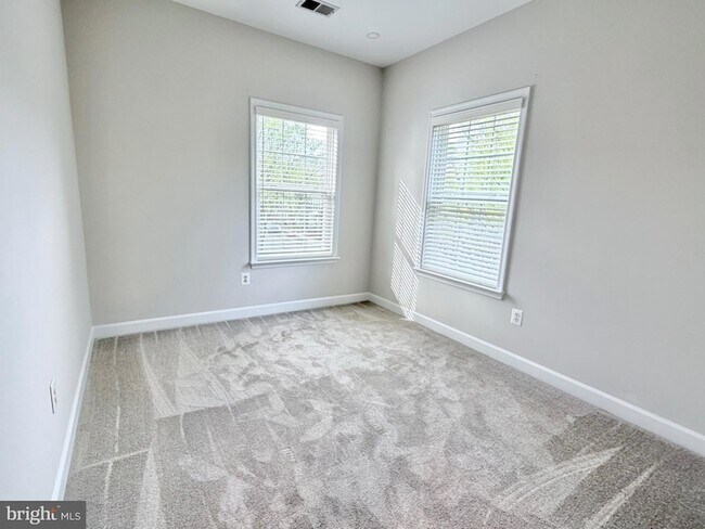 Building Photo - 300 Garden View Square