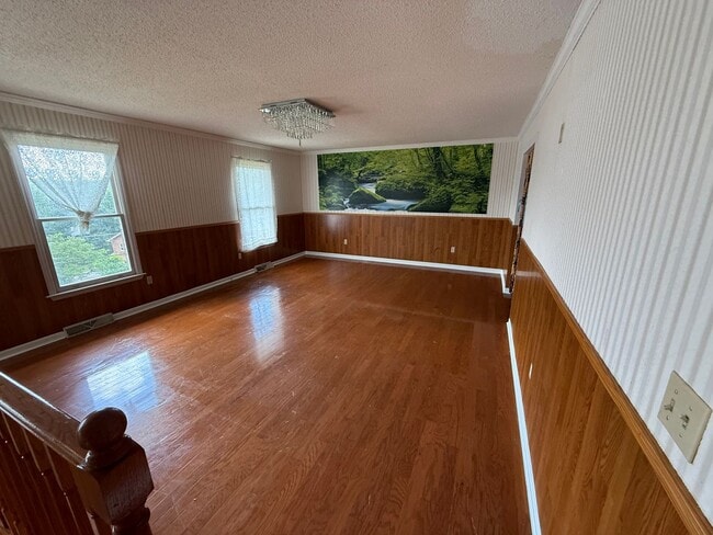 Building Photo - Spacious 4-Bedroom, 3-Bath Home in a Desir...