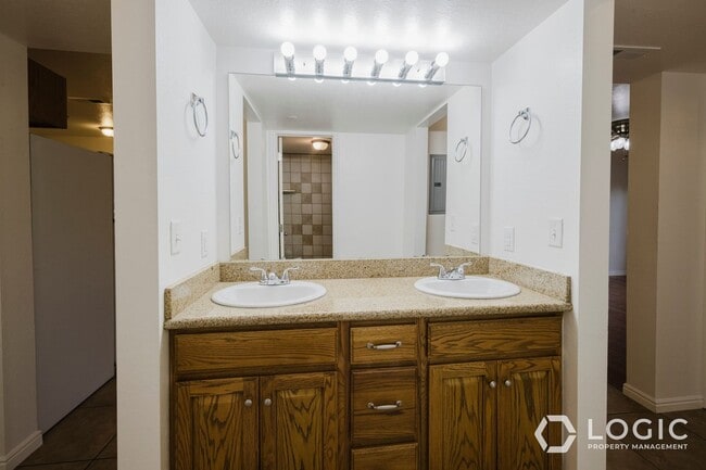 Building Photo - 1044 E 400 S