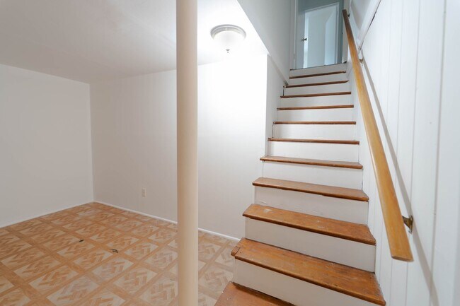 Building Photo - 50's Rambler with 5 BR & 3 BA in One of the Best Locations in Arlington