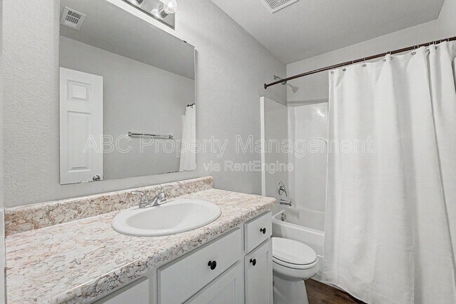 Building Photo - 946 E Sparrow Cir