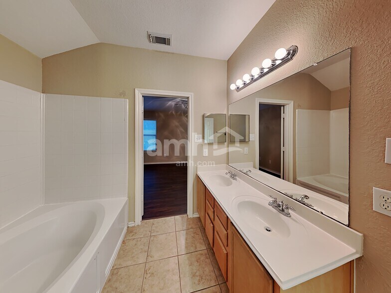 Building Photo - 9215 Birch Springs Dr