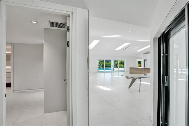 Building Photo - 2800 Banyan Blvd Cir NW