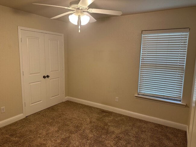Building Photo - Milwaukee Ridge Gem with Open Living & Resort-Style Amenities