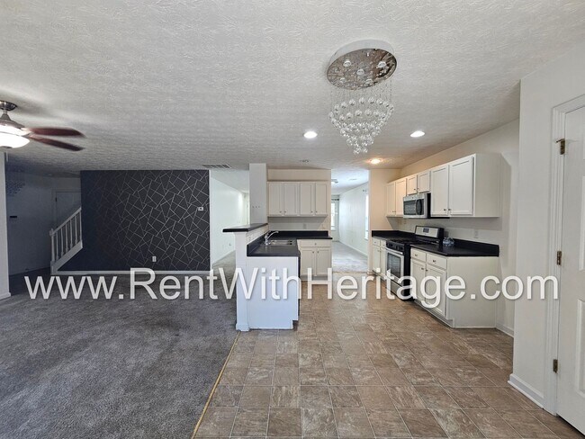 Building Photo - Gorgeous 5 bedroom, 2.5 bath / Attention t...