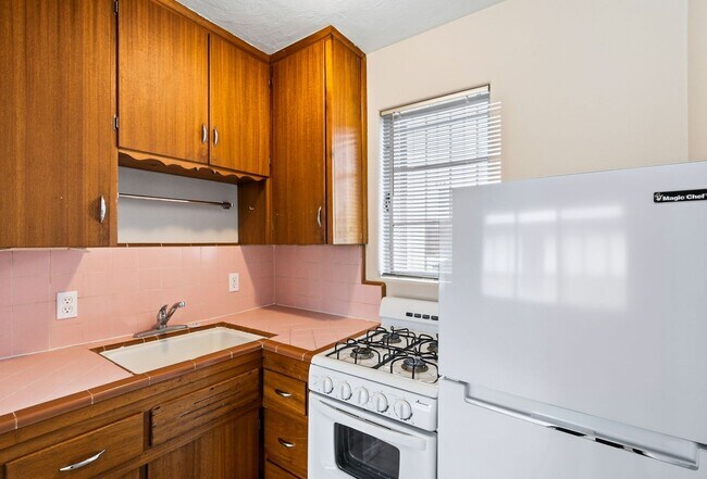 Building Photo - 1307-1311 E. 9th St. ( 1307A, 1307B, 1307C, 1309, 1311 )