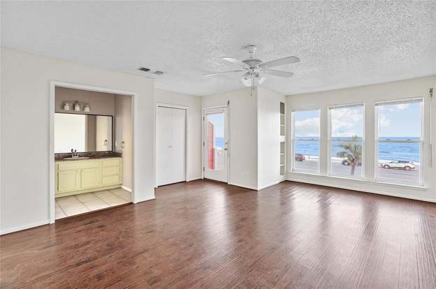 Building Photo - 8416 Seawall Blvd