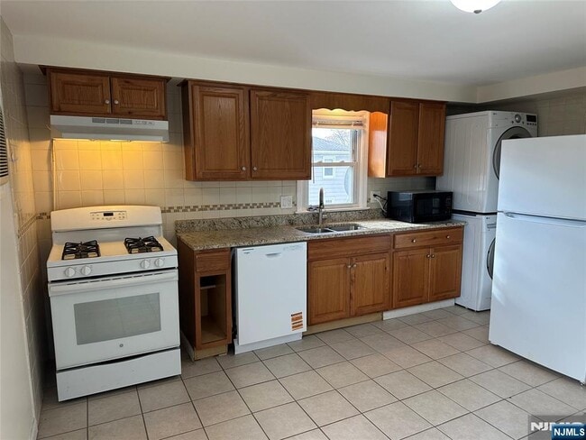 Building Photo - 368 New St