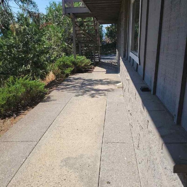 Building Photo - 400 NW Elm St