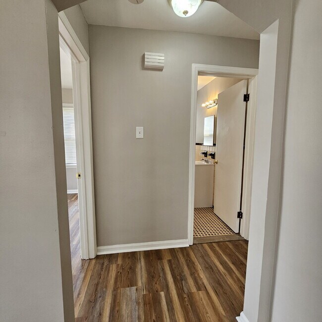 Building Photo - 2-Bedroom Ranch, Spacious Living Room, New Flooring, Kitchen with All Appliances, Laundry