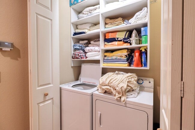 Building Photo - ? Stylish 2BR/2BA Townhouse in Resort-Style Community | Available July 2025 – April 2026 | 30-Nig...