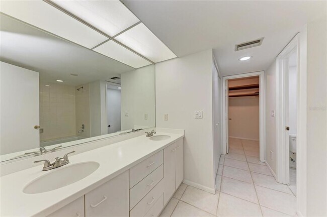 Building Photo - 835 S Osprey Ave