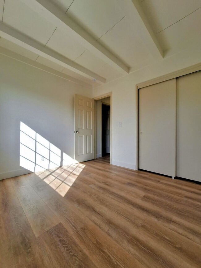 Building Photo - 1652 Crucero Dr