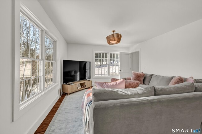 Building Photo - 5 Main Dr