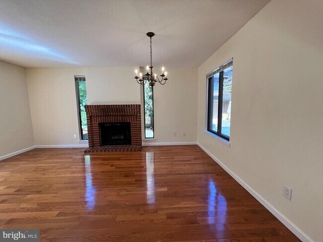 Building Photo - 80 Sayre Dr