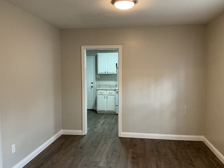 Building Photo - 121 Iris Dr