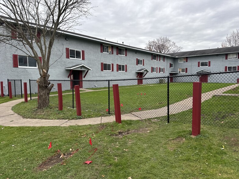 Primary Photo - Garden Apartments