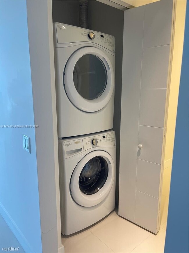 Building Photo - 3 br, 3 bath House - 2960 NE 207th St Unit...