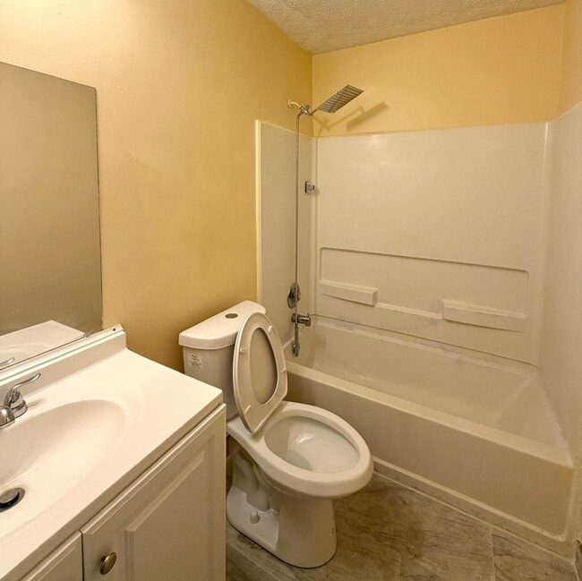 Building Photo - 1025 Eagle Pointe Dr NW